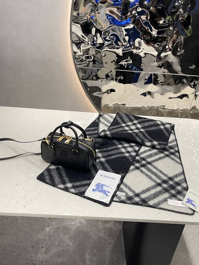 礼盒包装 围巾 礼盒+5 缪缪miumiu 保龄球包 今年最火得美拉德 甜度刚刚好 很难不爱的 散发着复古的气息 背上它不仅是公主也是女王 小小的身体大大的容量