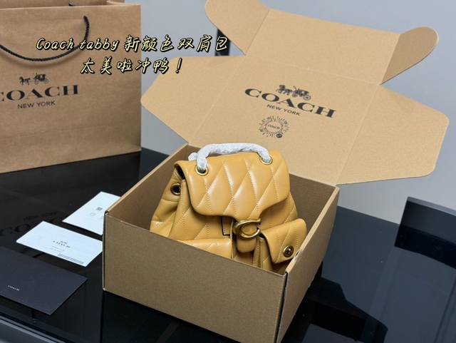 配飞机盒 Size：21.20Cm 蔻驰 Tabby双肩包， 它来咯！经典且带有童趣回忆哦！ 自重轻！强烈推荐 小长假需要一个它！ 搜索coach 双肩包