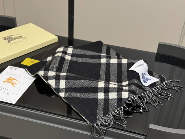 配盒礼品袋 Size：45*190Cm 降温啦！晚上真的需要一条围巾 巴宝莉王牌围巾 无敌好卖的一款 必须种草的第一条围巾