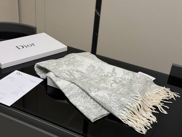 配盒礼品袋 Size：45*190Cm 降温啦！晚上真的需要一条围巾 迪奥王牌围巾 无敌好卖的一款 必须种草的第一条围巾