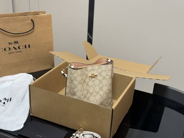 配盒 复刻版 Size：20*22Cm 蔻驰 最新款水桶 新款mollie小号水桶包