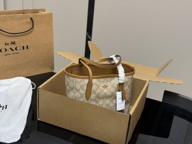 复刻版 配飞机盒 Size：22*20Cm 超级轻便 蔻驰新款mini托特 City23这个尺寸太友好啦 之前觉得tote太大的姐妹 现在出了新款大小 原单品质