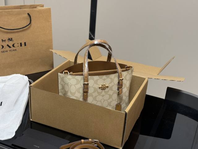 配盒 复刻版 Size：25*20Cm 蔻驰 小号托特包mollie Tote 等比例缩小版托特包， 手拎小巧， 但又有三个隔层！ 实用满分100！ 可以斜挎，