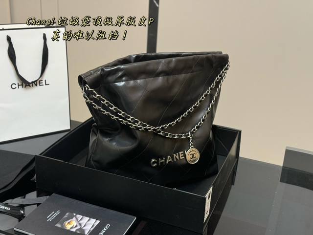 原版皮配盒 香奈儿垃圾袋 22手袋正品皮限定原单 皮质细腻有光泽，既柔软又耐磨，两者兼具 简简单单的外观却藏着不少设计师的高级设计，镂空的 Chanel Log