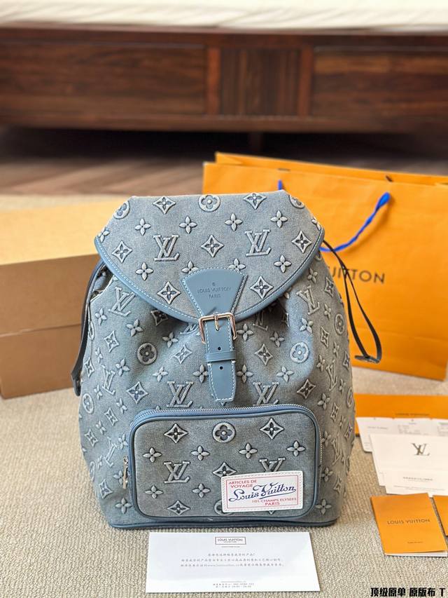 复刻版 这款简直是我最爱的包包了 Lv24限量款丹宁牛仔双肩包 丹宁牛仔的材质超级轻便超级好凹造型 肩带的植鞣革采用了这一系列经典的+铆钉的设计 搭配进口 太好