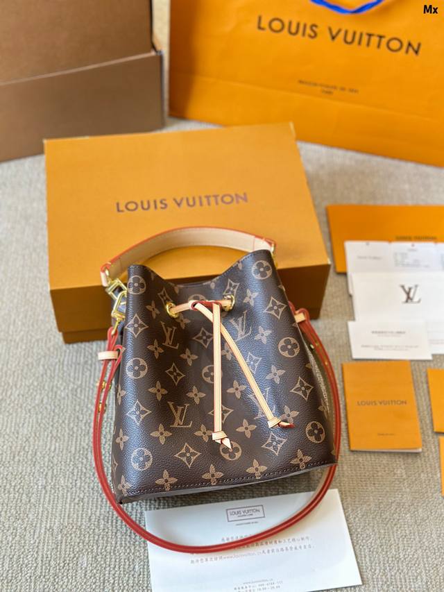 牛皮版本 又一新款王炸包 Lv 2024 Neonoe Bb Lvneonoebb新款小水桶继经典水桶和nanonoe的结合体。注定又是一只大爆款的节奏，它的尺