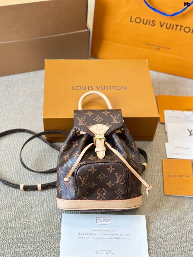 牛皮版本 新款老花 迷你双肩包 推出 Montsouris Bb 双肩包，以经典 Monogram 帆布 和小牛皮塑造摩登袖珍构型，其搭扣和皮革抽绳源自 199