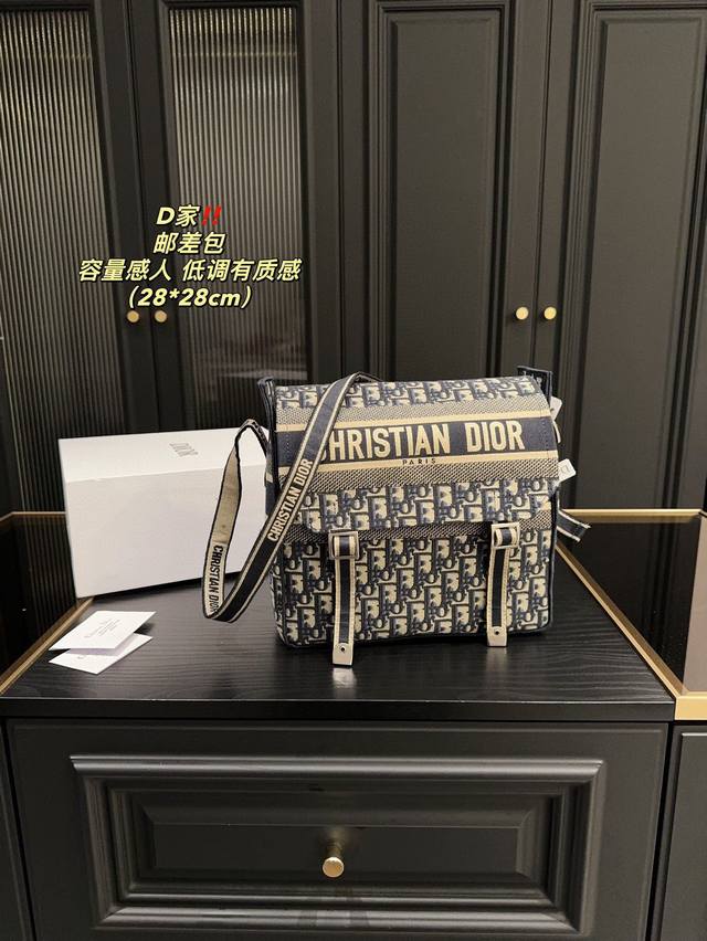 折叠盒尺寸28.28 迪奥邮差包 实用满分型。包包不仅自重很 轻,背电脑也无压力。喜欢的姐妹,冲鸭! 包身很有型,同比托特没有那么硬挺,都要有都要买,非常百搭 折叠盒尺寸28.28 迪奥邮差包 实用满分型。包包不仅自重很 轻,背电脑也无压力。喜欢的姐妹,冲鸭! 包身很有型,同比托特没有那么硬挺,都要有都要买,非常百搭