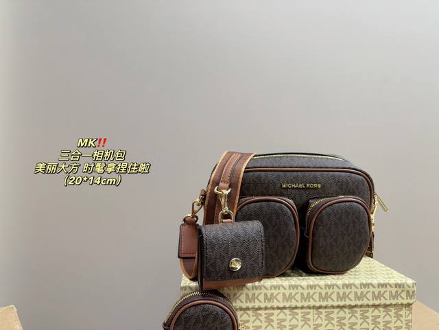 配盒尺寸20.14 Mk 三合一相机包 时髦拿捏住啦 不显老气好好搭啊 而旦貌美气质加成好高的呀~ 爱死了这份从容优雅