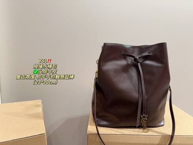 头层牛皮 尺寸23.30 圣罗兰 抽绳水桶包 Ysl 一眼就会爱上的包包～ 深咖色 满满的复古氛围 皮料软乎乎的触感很棒 单肩斜挎双肩都 日常使用频率敲高