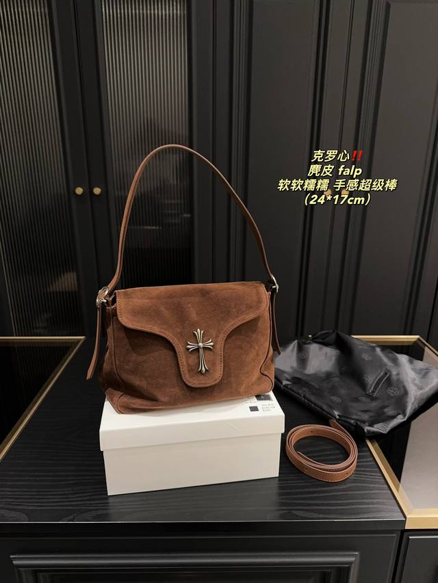 配盒尺寸24.17 克罗心 麂皮 Falp 麂皮十字架鸡块，质感超好，忍不住一直想摸，软糯糯的，颜值与容量兼具~ 最近新出的配色，也是非常少见的配色！ 关键是中