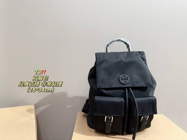尺寸28.34 托里伯奇 双肩包 Tb 这款包袋是经过重新演绎的90年代经典设计。它柔软、宽敞且不规则，内外配有多个口袋和舒适的带子。非常轻便，适合于日常穿着和
