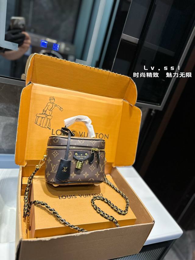 Lvvanity 化妆包 包包顶部选用深浅不一的色调增加层次感特别是老花真香这秀款化妆包可爱又能装~手拎斜挎都很好看，足以应对所有场合 搭配休闲或者小裙子都ok