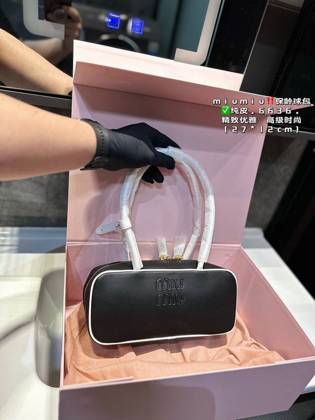 礼盒包装 Miumiu保龄球 公文包 对版面料 皮质光滑细腻柔软， 棉质缎面衬里。 背起来都很nice 哦 可手拎也可斜挎！ 出场就是miumiu小公主！Siz