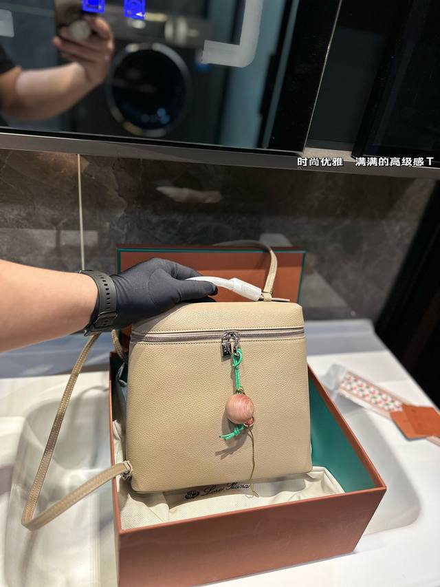 礼盒包装 Loro Piana Extra Pocket小书包送logo檀木香挂件 -秒钟爱上loro Piana这款双肩小背包，- -如既往的简约高级感口感觉