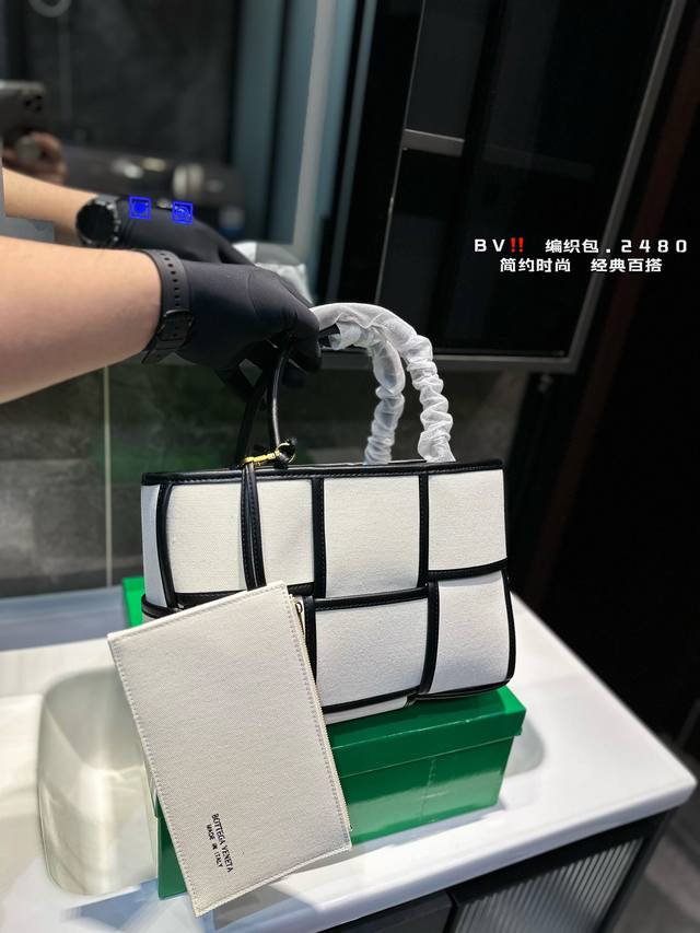 礼盒包装 Bv 帆布拼皮真的很高级 上班通勤放笔记本完全没有问题~ 而且妈妈做母婴包也是超级的！ 简约的黑白线条也很好看 内部还配个可拆卸的拉链口袋可以归置私密