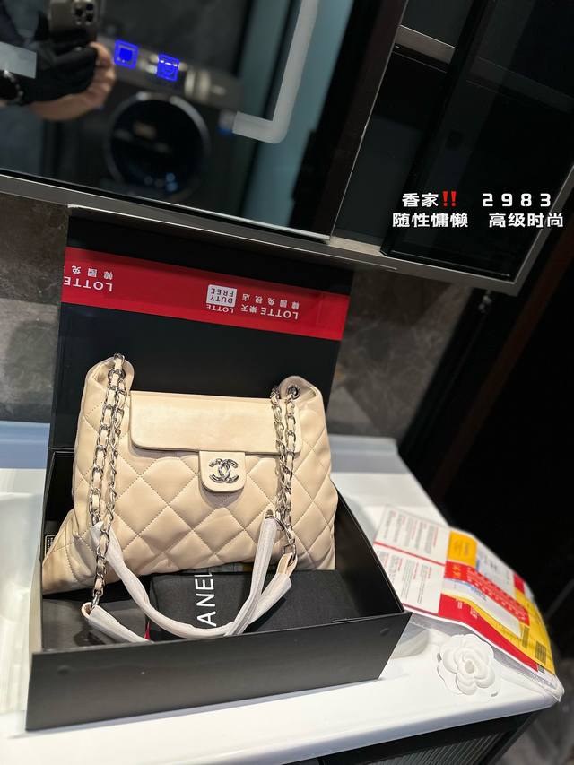 礼盒包装 香奈儿chanel链条包 随性百搭时尚大方 超可爱不挑个子哦~ 手机、口红、气垫、车钥匙都可以放进去 容量真的很感人～ 尺寸