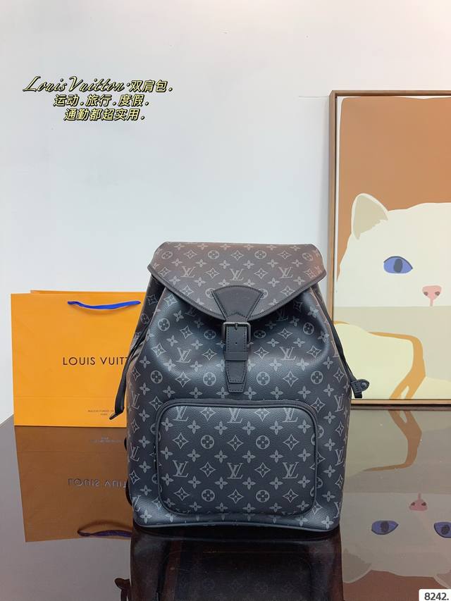 Lv Montsouris 双肩包 男生日常休闲搭配的理想选择～ 实用又百搭，小小的身体大大的空间 非常适合放随身物品~ 面料耐磨耐刮蹭，适合男生大大咧咧的性格