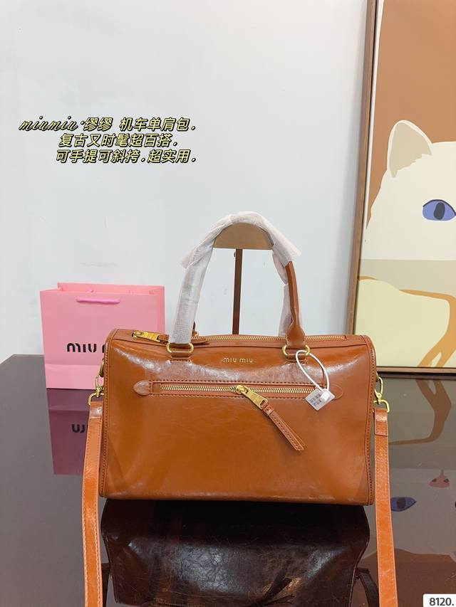 Miumiu期待已久的2024秀款 快来围观吧 2024春夏系列包包 简洁利落的设计凸显功能性 实用主义 柔软舒服的触感 彰显 Miumiu 女性愈加自信，务实