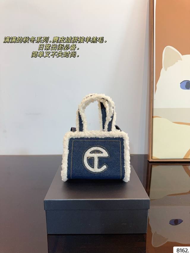 Ugg 托特包 此次联名系列运用ugg经典元素与 Telfar爆款包包融合，带来潮酷有型的穿搭体验 Ugg与无性别设计师telfar联名款，标志性的 Logo与