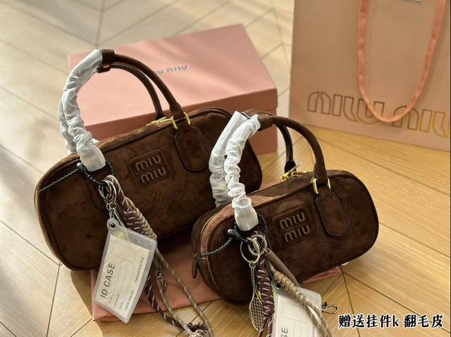 折叠盒 可盐可甜的 Miumiu 女孩 Miumiu 小方包包 好搭 什么风格都能驾驭 材质很柔软 容量也非常ok 复古俏皮的hobo包型 是近期几乎天天拿出门