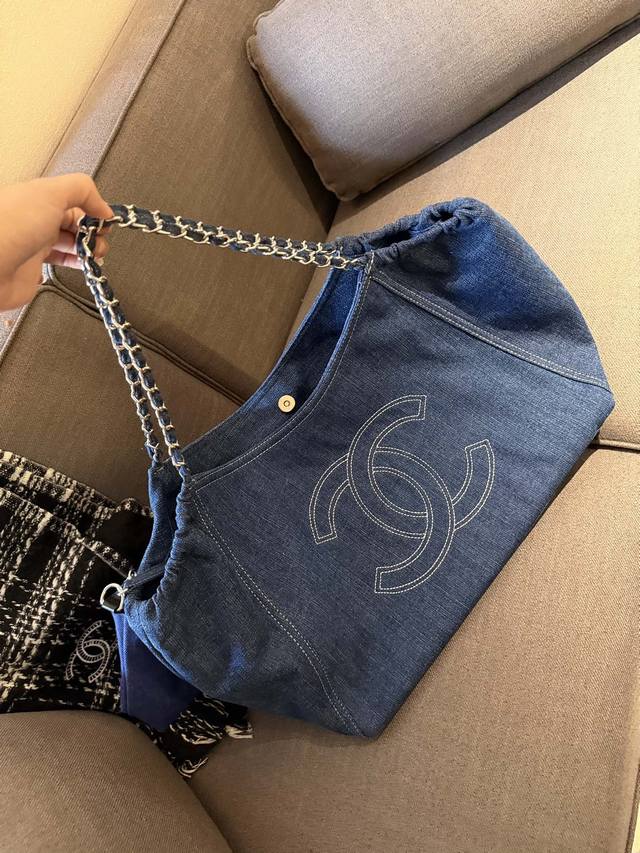 送内胆收纳包 Chanel牛仔 专柜最新款复古购物袋 简单的纯色大logo配上粗链条五金 将来定能成为vintage款!皮质超级软 虽简单 低调但奢华 超大容量 送内胆收纳包 Chanel牛仔 专柜最新款复古购物袋 简单的纯色大logo配上粗链条五金 将来定能成为vintage款!皮质超级软 虽简单 低调但奢华 超大容量