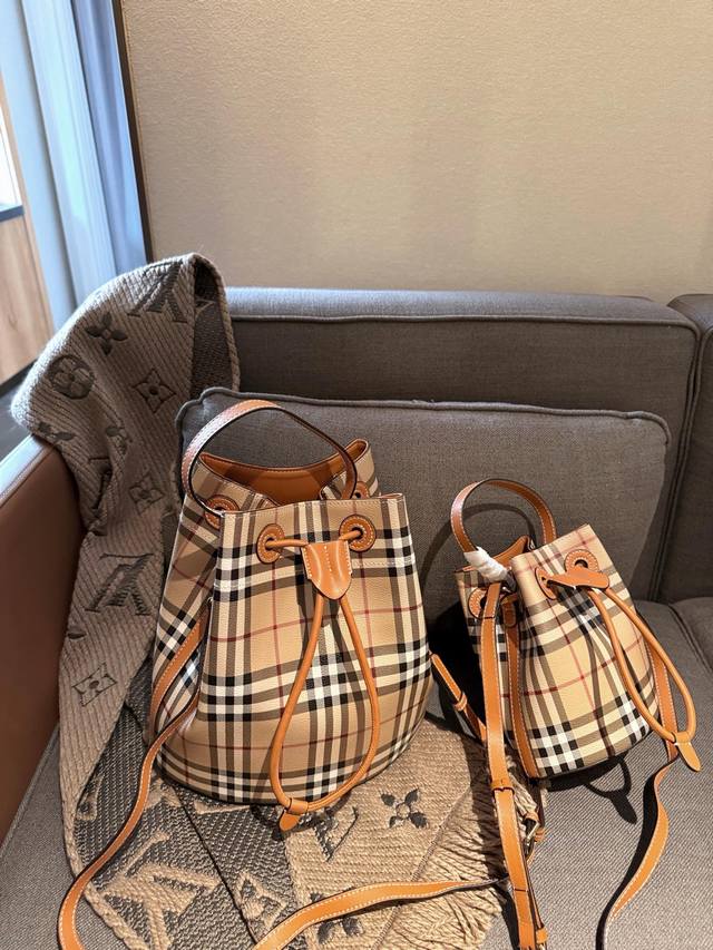 礼盒包装 巴宝莉burberry 新款小水桶换了新设计师 真的像开了挂！ 经典格纹 真的高级感拉满！ 尺寸16Cm 24Cm