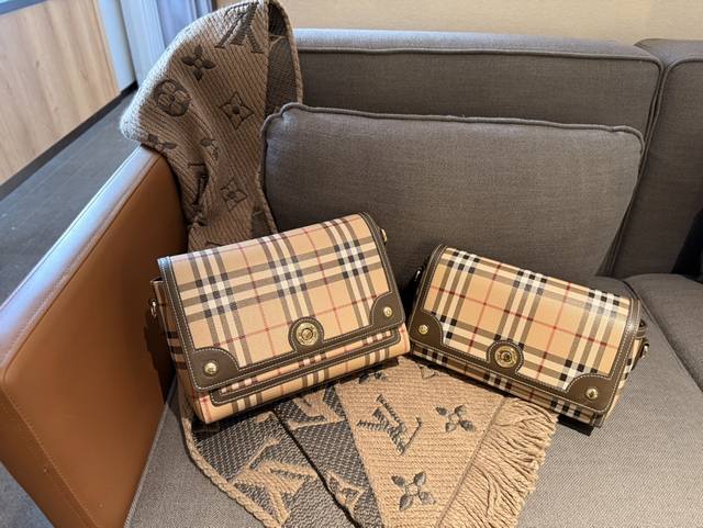 折叠礼盒 夏天的第一只包包 配风衣应该很好看 Burberry的新款拼皮豆腐包 想着秋天和风衣搭配应该很不错 开始期待了。尺寸22Cm 24Cm