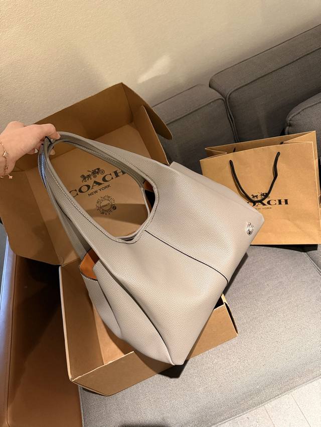 礼盒包装 今天在coach 看点啥：Lana23菜篮子包 Lana23 通勤菜篮子包 灵感来自便利店购物袋 迷你c标低调内敛 满足日常穿搭需求 尺寸 33Cm