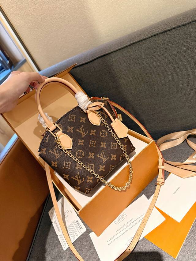 折叠礼盒包装 Lvlockit Bb 手袋 复古经典百搭必备！ 小大家好！今天给大家介绍的是lv的lockit Bb手 袋，这款手袋灵感来源于1960年代的kn