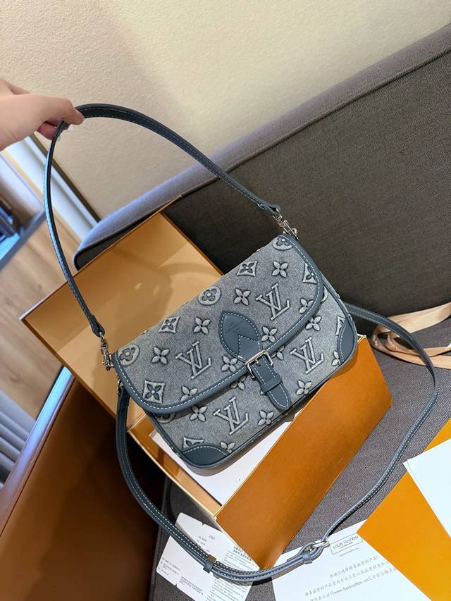 折叠礼盒官网飞机盒” Lv 全新尺寸 法棍包 邮差包 翻盖手袋，网红爆款 这款邮差包真是太有味道了 浓浓的复古风情 的精髓体现的淋漓尽致 挺括明快的线条与丰富的