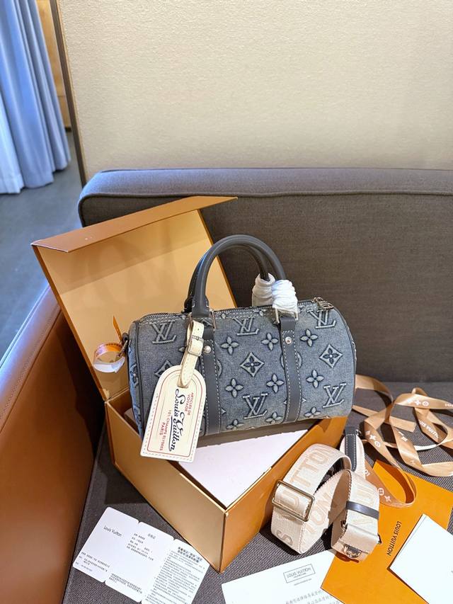 立体刺绣 “折叠礼盒官网飞机盒” 尺寸：24*15Cm L家 牛仔keepall 枕头包 这一季的单宁越看越香 Keepall25尺寸对男生女生都很友好，必须是