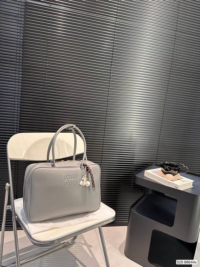 缪缪miumiu 公文包 质感很高级 容量超级大也很耐用 日常出街背它回头率百分百 就是这种随性慵懒感 尺寸：35 23 货号98644