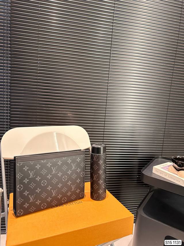配盒子 Lv 洗漱包套盒 手包+保温杯送礼佳品，年轻活力，可谓一举两得 尺寸：26 20 货号1131