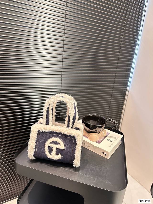 配飞机盒小众包分享 Uggx Telfar 包这一波是开挂了 新入手的ugg X Telfar的联名小包包 在ins 上telfar 火爆无比！和ugg的联名使