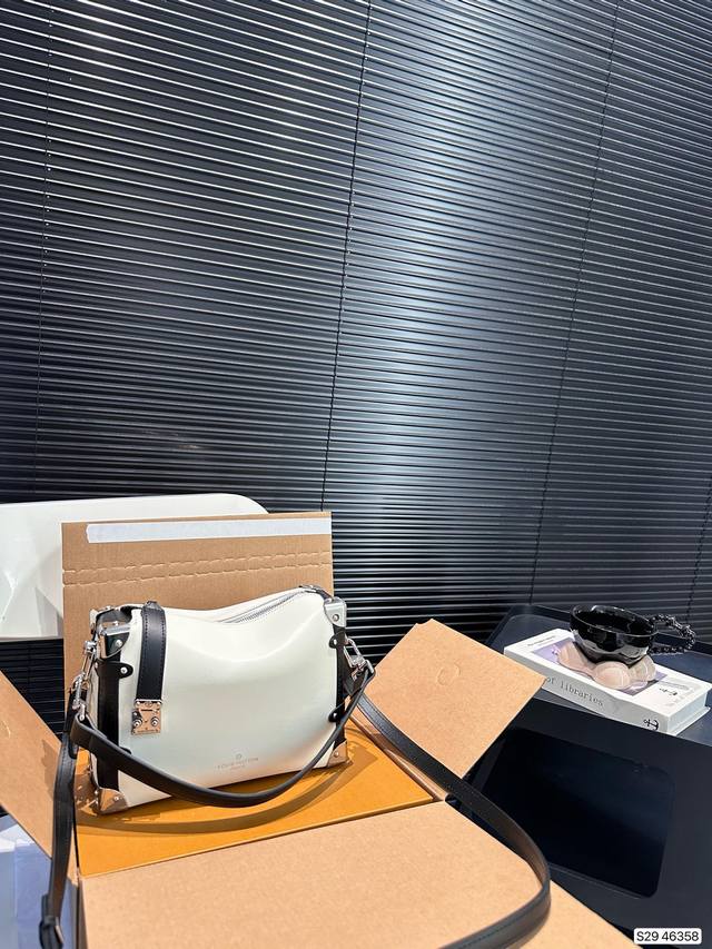 飞机盒折叠盒子 Lv小箱子 谷爱凌同款 秀款 可手提 可斜挎 宽肩带不要太好看！ 尺寸：23 16 货号46358