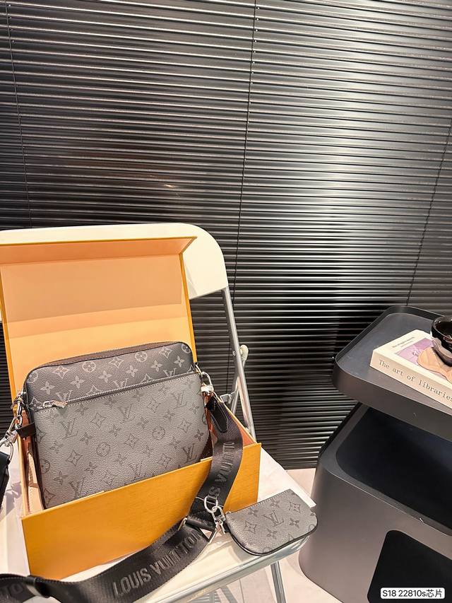 配折叠子 芯片版本 Lv新推出的男士邮差包火爆得一包难求,更是带起了一股多款式包包的潮流风,很难得的是,这一季三合一又出了男士款,男款三合一的包包各个部分都可以 配折叠子 芯片版本 Lv新推出的男士邮差包火爆得一包难求,更是带起了一股多款式包包的潮流风,很难得的是,这一季三合一又出了男士款,男款三合一的包包各个部分都可以