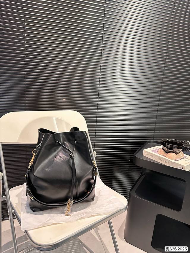 纯皮圣罗兰水桶 依旧简约的新款水桶包，抽绳搭配标志性logo，大容量设计颜值与实用并存非常能装柔软光滑的皮面质感高级，内配有可拆卸的小包，肩带可调节，随意切换腋