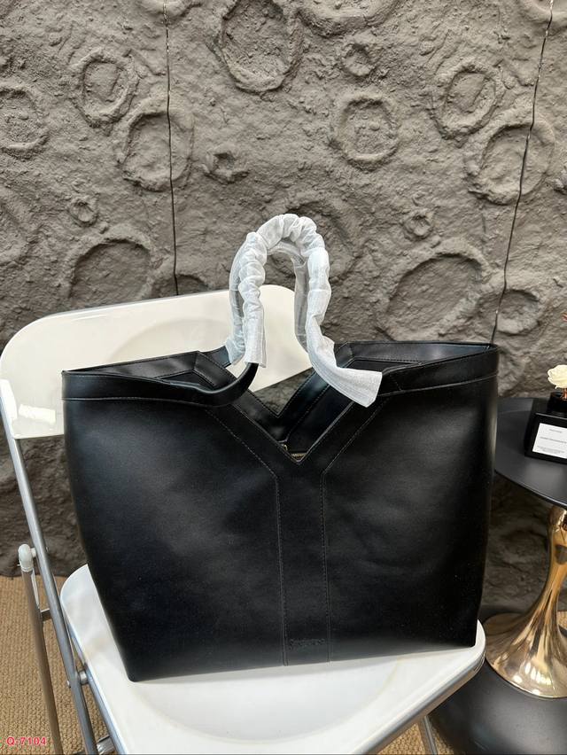 Ysl圣罗兰cabas手袋单肩包手拎包托特包购物袋25春季新品 即将发布的新款 Cabas 这款大容量新经典主义之作，让你轻松驾驭各种场合。 突破性别壁垒 已经