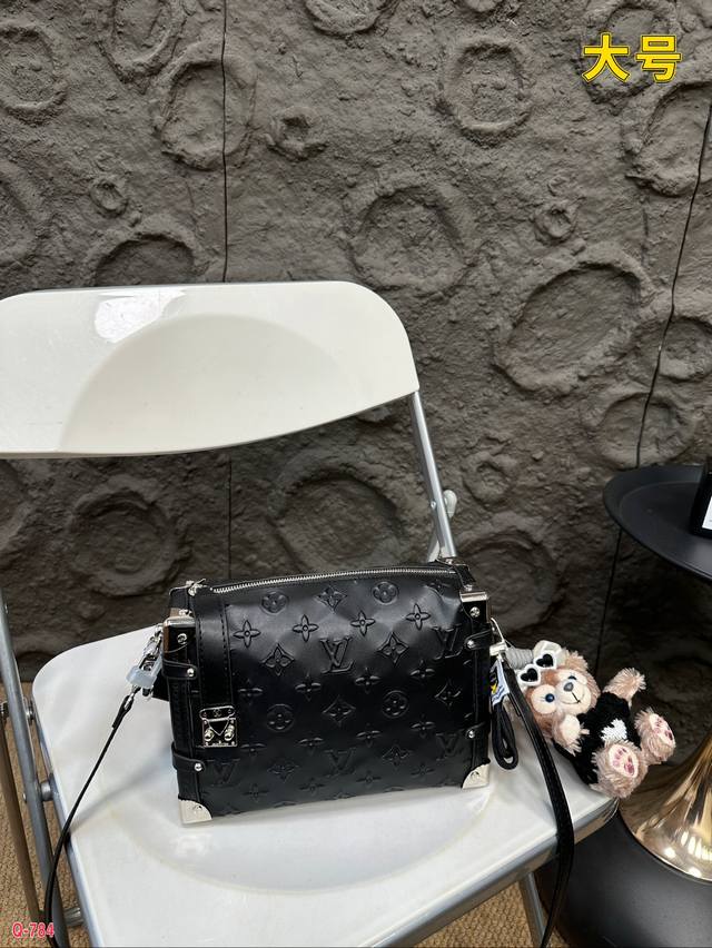 配折叠盒 Lv24Fw 秋季系列~软箱子包 浓郁高级老钱味好喜欢这种浓郁的复古与高级感啦~每个设计都流露出精致独特~夏季还没到就要挑秋季啦~ 尺寸23.16Cm