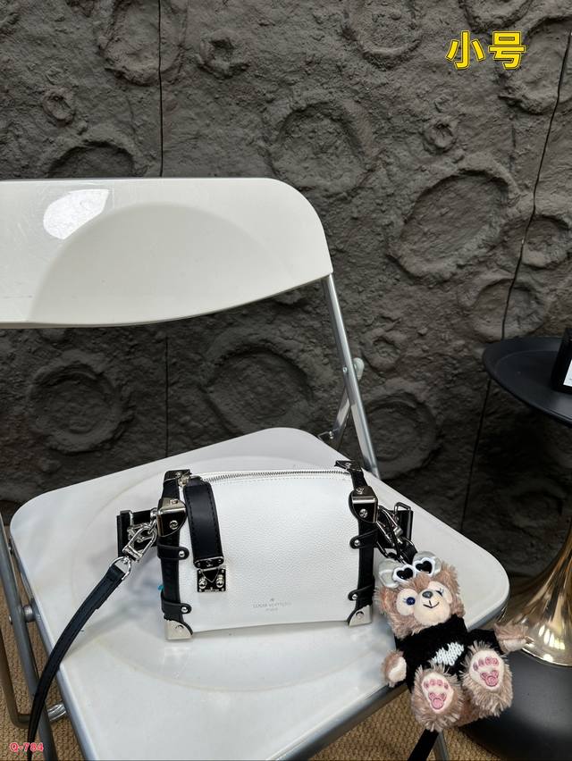 配折叠盒 Lv24Fw 秋季系列~软箱子包 浓郁高级老钱味好喜欢这种浓郁的复古与高级感啦~每个设计都流露出精致独特~夏季还没到就要挑秋季啦~ 尺寸18.12 2