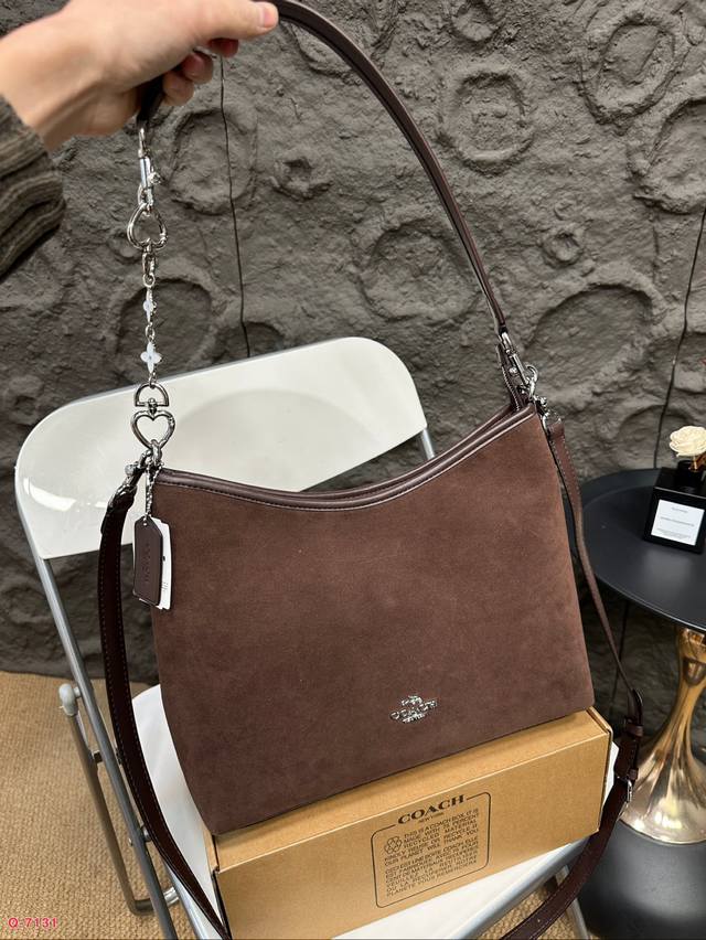 配礼盒 蔻驰coach Laurel鹿皮绒大号腋下包单肩包斜挎包复古，顶部带拉链，安全又方便，海报款 爆火！双肩带句手提，可腋下容量非常可以。尺寸30.21Cm