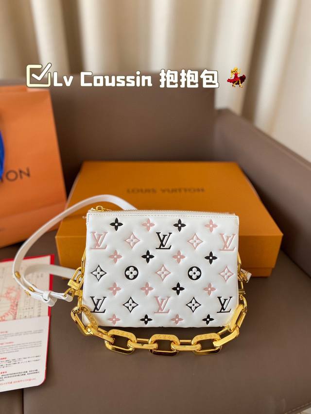 Lv Coussin 抱抱包 牛皮版本 最爱的黑白look来啦 柔软的小羊皮质地让我拿上手的那一刻就爱上了它的触感 包包内里很多小隔层 让各种私人物品各归其位