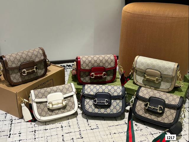 礼盒包装 一个包搭配2条肩带！ 完全是新风格！ 第一条是当下大火的老花织带 第二条是干练的皮肩带 貌美如花的1955 Gg 迷你马鞍包 真的好好看！ 真的太爱啦