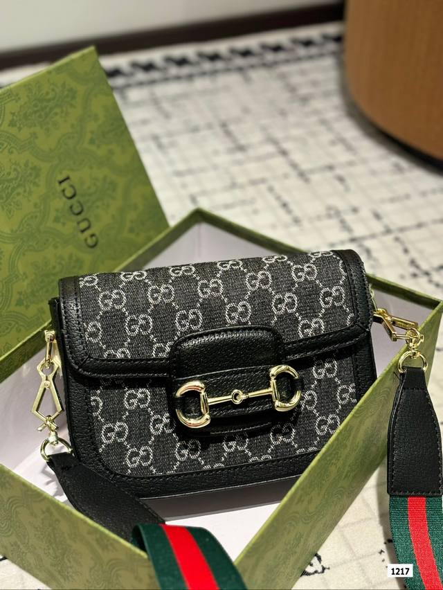 礼盒包装 一个包搭配2条肩带！ 完全是新风格！ 第一条是当下大火的老花织带 第二条是干练的皮肩带 貌美如花的1955 Gg 迷你马鞍包 真的好好看！ 真的太爱啦