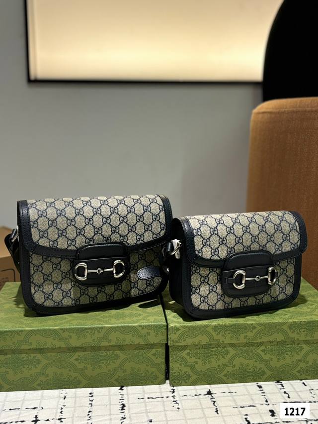 礼盒包装 Gucci 1955马衔扣手袋在早春系列中惊艳亮相，这一手袋延用了六十余年前经典单品的线条与造型，将经典细节与现代精神巧妙融合，强调了马衔扣这一品牌标