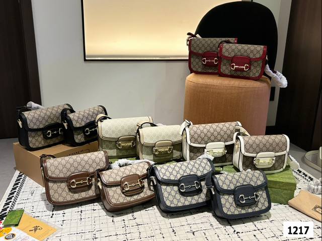 礼盒包装 Gucci 1955马衔扣手袋在早春系列中惊艳亮相,这一手袋延用了六十余年前经典单品的线条与造型,将经典细节与现代精神巧妙融合,强调了马衔扣这一品牌标 礼盒包装 Gucci 1955马衔扣手袋在早春系列中惊艳亮相,这一手袋延用了六十余年前经典单品的线条与造型,将经典细节与现代精神巧妙融合,强调了马衔扣这一品牌标