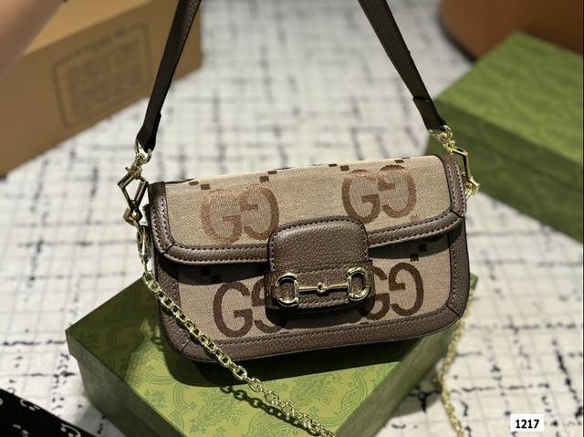 礼盒 Gucci 最新款法棍腋下包 真的爆！也是真的难预定 预计即将成为继1955以后的下一个“包王”！这款真的完全可以给你底气进出柜子，品质不会低于代购一万以