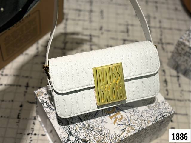 折叠礼盒 迪奥 Dior Winter 斜挎包 低调有质感 独特的艺术气息 颜值高 集美必入k！ 尺寸22.11