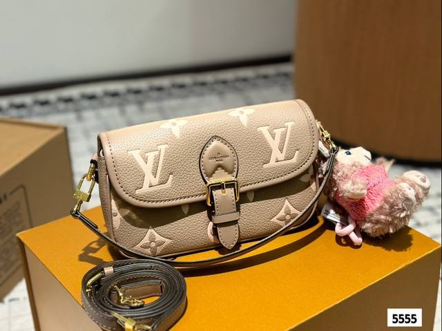 折叠礼盒 Lv 24Ss 限定 法棍包 邮差包 翻盖手袋，网红爆款 这款邮差包真是太有味道了 浓浓的复古风情 的精髓体现的淋漓尽致 挺括明快的线条与丰富的经典设